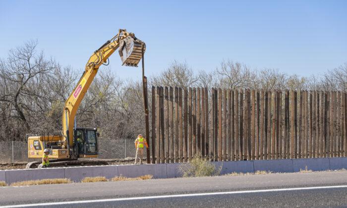 Texas nhận nguyên vật liệu trị giá hàng triệu dollar từ chính phủ liên bang cho bức tường Mexico