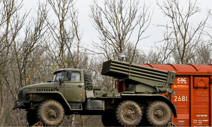 Ukraine áp đặt tình trạng khẩn cấp, kêu gọi công dân rời khỏi Nga, lính trừ bị nhập ngũ