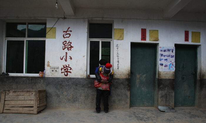 Video bà mẹ tâm thần có 8 người con bị xích gây ra làn sóng phẫn nộ ở Trung Quốc