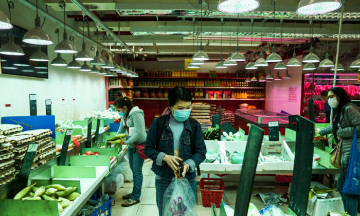 Người dân Hồng Kông mua sắm hoảng loạn khi làn sóng COVID-19 làm gián đoạn nguồn cung