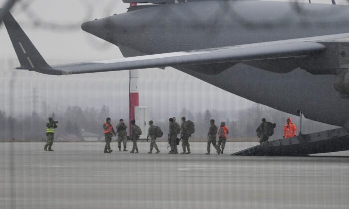 Tổng thống Biden điều thêm quân đội Hoa Kỳ đến Đông Âu khi Nga di tản đại sứ quán