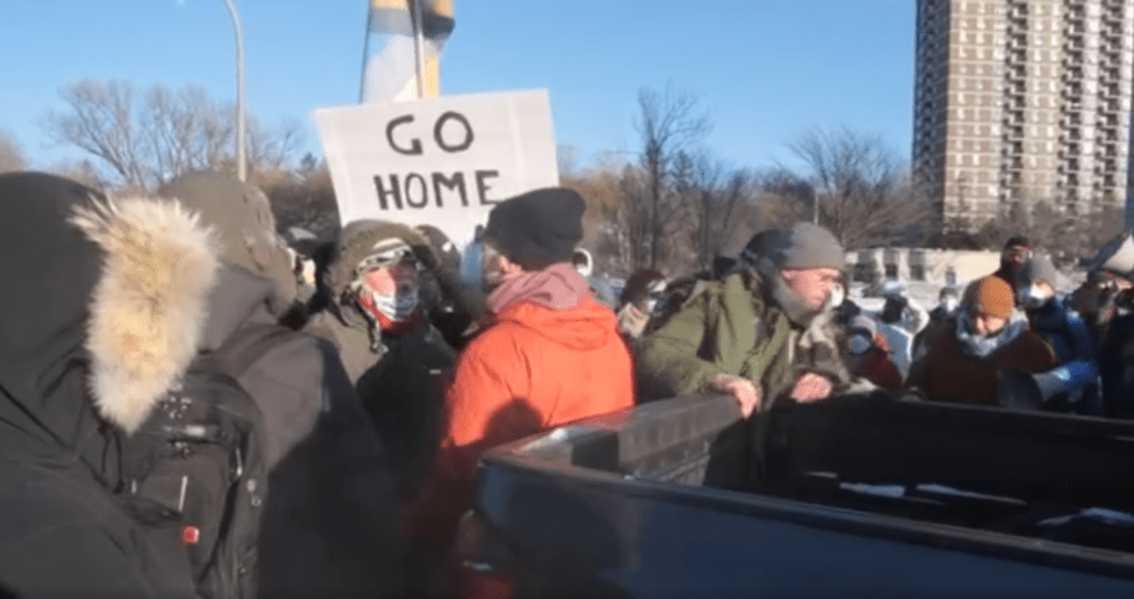 Các cuộc biểu tình phản đối Freedom Convoy nổ ra ở Canada