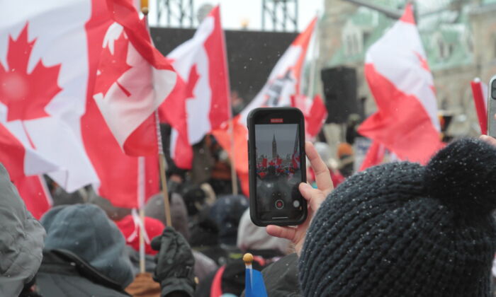 Hình ảnh từ nơi tập trung xe tải ở Ottawa: Bên trong cuộc chặn đường của Freedom Convoy