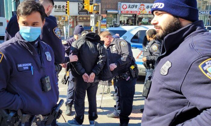 Cư dân New York trình báo cảnh sát về người đàn ông tấn công các quầy thông tin Pháp Luân Công