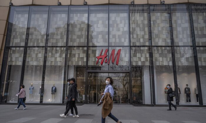 ĐCSTQ tấn công H&M, công ty ngay lập tức đầu hàng