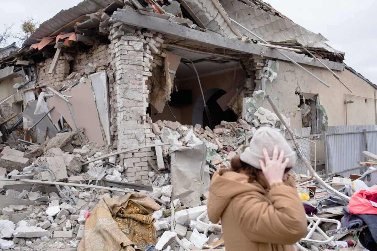 Nhà dân bị phá hủy do pháo kích ở Markhalivka, Ukraine, hôm 05/03/2022. (Ảnh: Anastasia Vlasova/Getty Images)