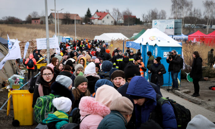 [LOẠT ẢNH] Dòng người tị nạn Ukraine đổ về Ba Lan