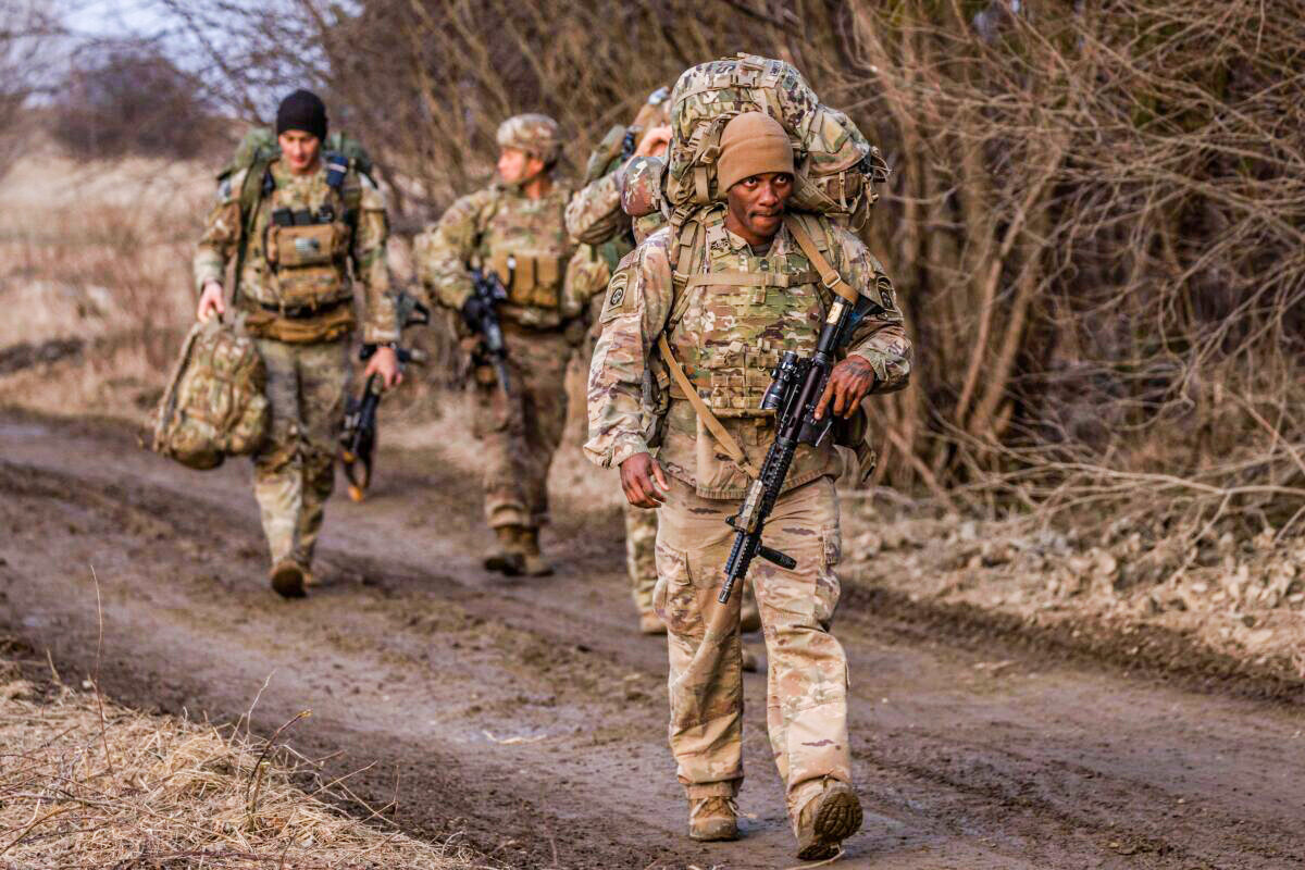 Các binh sĩ Hoa Kỳ đi bộ ở Ba Lan gần biên giới với Ukraine hôm 03/03/2022. (Ảnh: Wojtek Radwanski/AFP/Getty Images)