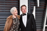 mẹ của Elon Musk vượt qua hôn nhân bạo hành