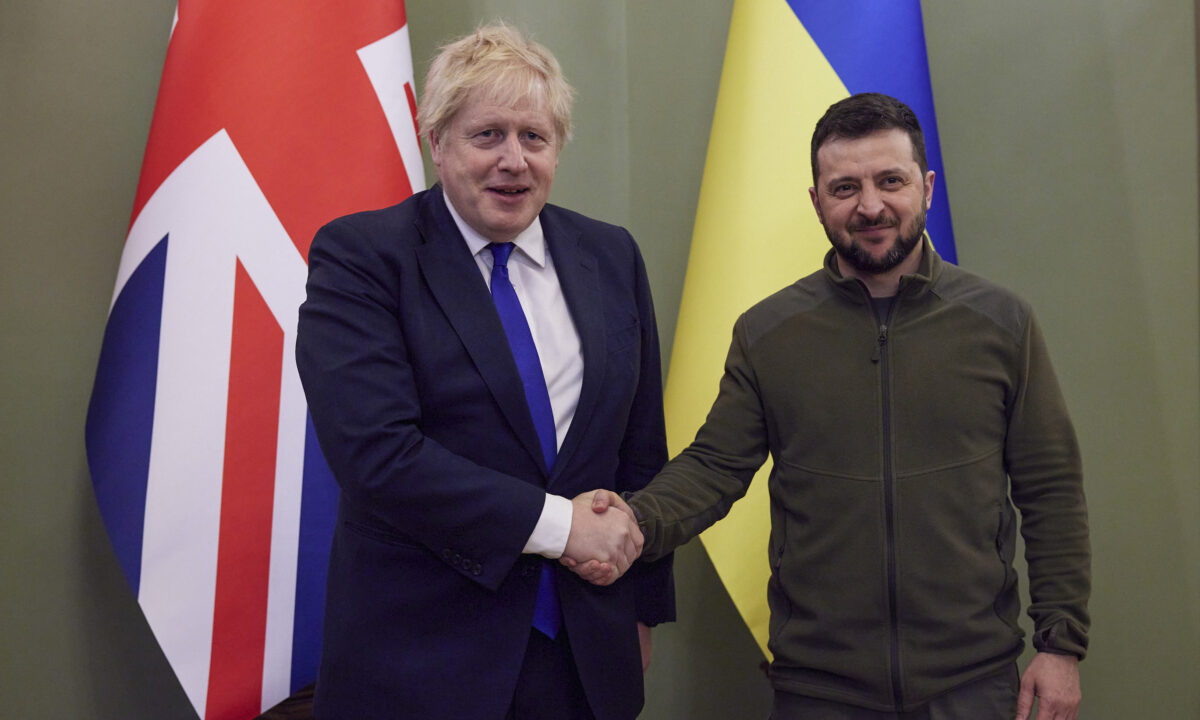 Anh quốc gửi xe bọc thép, hỏa tiễn chống hạm cho Ukraine sau chuyến thăm bất ngờ của Thủ tướng Johnson