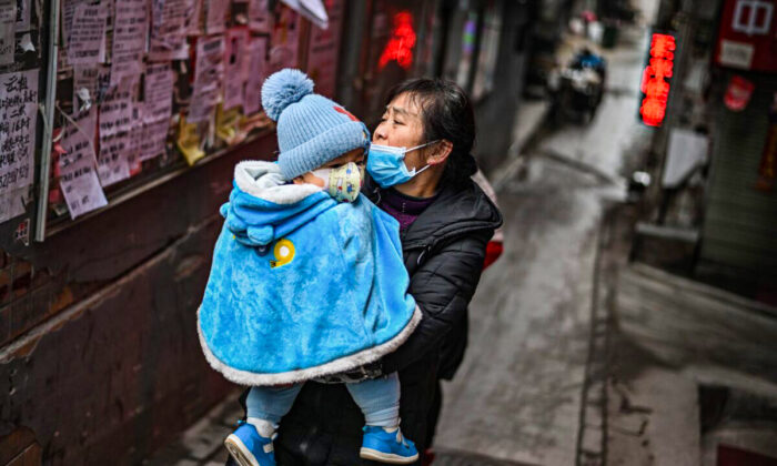 Phong tỏa Thượng Hải: Cưỡng chế tách con khỏi cha mẹ khiến dư luận phẫn nộ
