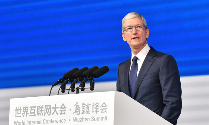 Giám đốc điều hành Apple Tim Cook bị chỉ trích về việc kiểm duyệt trên App Store ở Trung Quốc