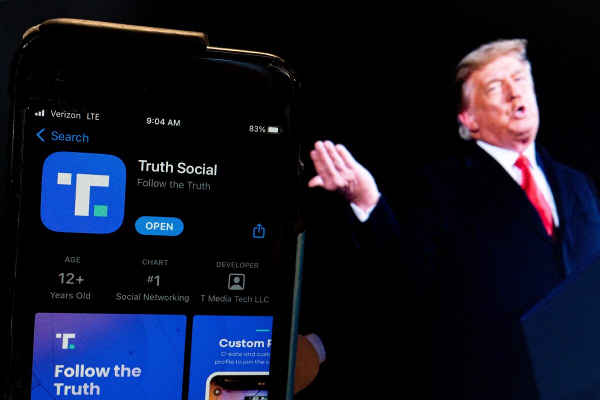 Truth Social của ông Trump đứng đầu danh sách App Store sau thương vụ mua lại Twitter của Elon Musk