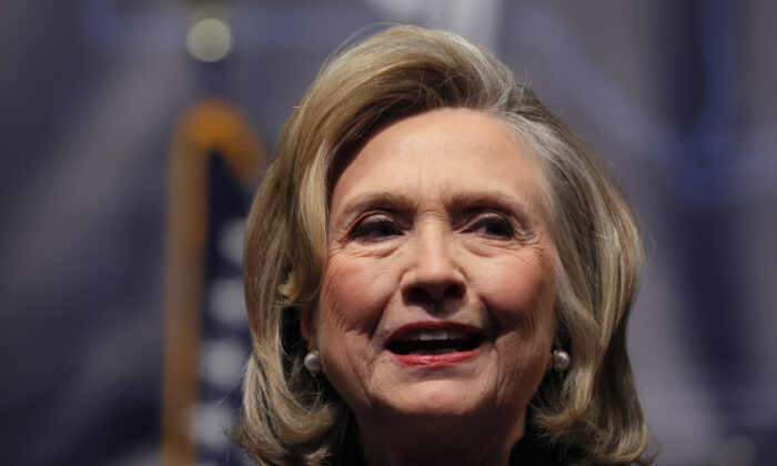 Chiến dịch của bà Clinton, DNC đồng ý trả tiền phạt cho các khoản thanh toán trong Hồ sơ Steele