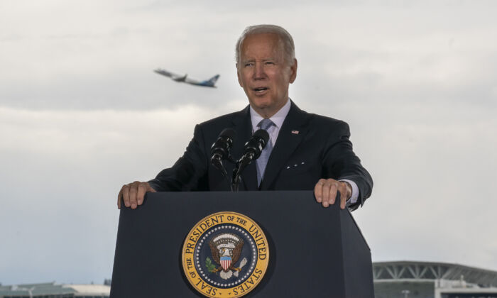 TT Biden khen ngợi chi tiêu cho cơ sở hạ tầng, tham dự buổi gây quỹ của DNC ở Portland