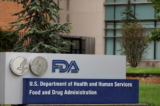 FDA: Người Mỹ nên xem COVID-19 như bệnh cúm