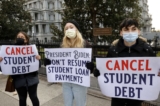 Chuyên gia: Xóa nợ cho sinh viên sẽ khiến lạm phát tệ hơn, làm tổn thương người nghèo