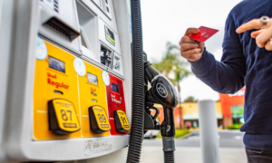 Giá xăng đạt mức cao mới, vượt quá 4 USD/gallon ở tất cả các tiểu bang