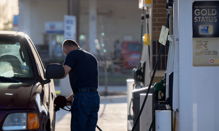Chính phủ TT Biden hủy bỏ việc bán các hợp đồng thuê dầu khí quan trọng trong bối cảnh giá xăng tăng vọt