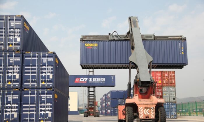 Trung Quốc phong tỏa trung tâm bán buôn lớn nhất thế giới theo chính sách zero COVID