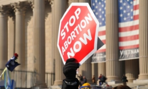 Hầu hết người Mỹ, bao gồm một phần ba cử tri Đảng Dân Chủ, ủng hộ các giới hạn về phá thai