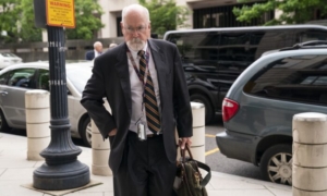 Ông Marc Elias và một đặc vụ FBI ra làm chứng trong phiên xét xử cựu luật sư Sussmann