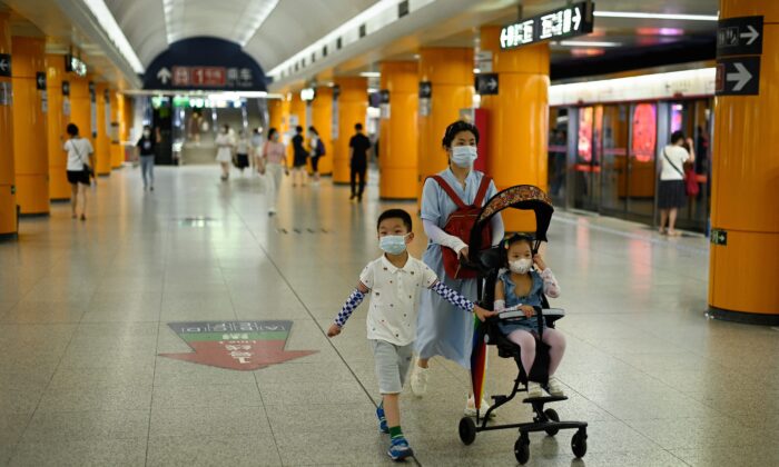 Cư dân Bắc Kinh phẫn nộ vì yêu cầu đeo vòng tay giám sát COVID-19 khi trở lại thành phố