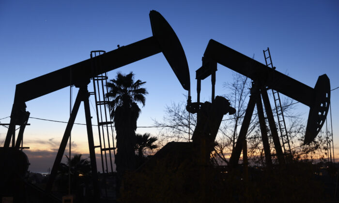 Chính phủ TT Biden, Wall Street cản trở các khoản đầu tư dầu khí mới