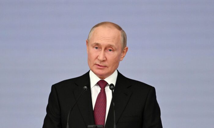 TT Putin điều động thêm quân đội, gợi ý về việc sử dụng vũ khí hạt nhân trong cuộc xung đột Ukraine