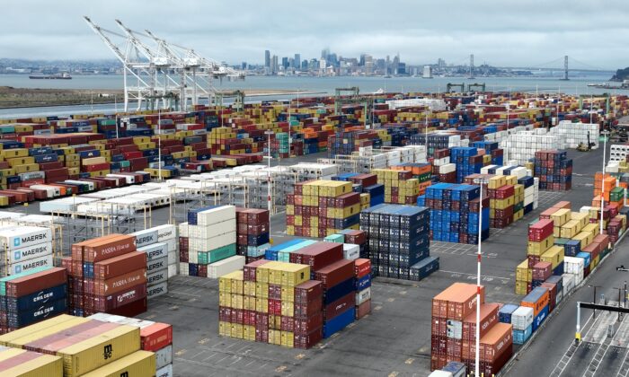 Giá cước vận tải biển giảm hơn một nửa trong năm 2022