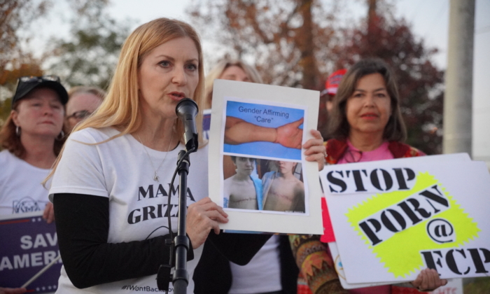 Người mẹ tên Stacy Langton (bên trái) ở Quận Fairfax phản đối các chính sách ủng hộ chuyển giới và “chăm sóc khẳng định giới tính” của học khu bên ngoài cuộc họp của Hội đồng Trường Quận Fairfax ở Falls Church, Virginia, hôm 03/11/2022. (Ảnh: Terri Wu/The Epoch Times)