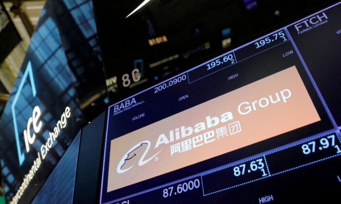 Logo của tập đoàn Alibaba trên sàn giao dịch tại Sở Giao dịch Chứng khoán New York (NYSE) ở thành phố New York, hôm 03/08/2021. (Ảnh: Andrew Kelly/Reuters)