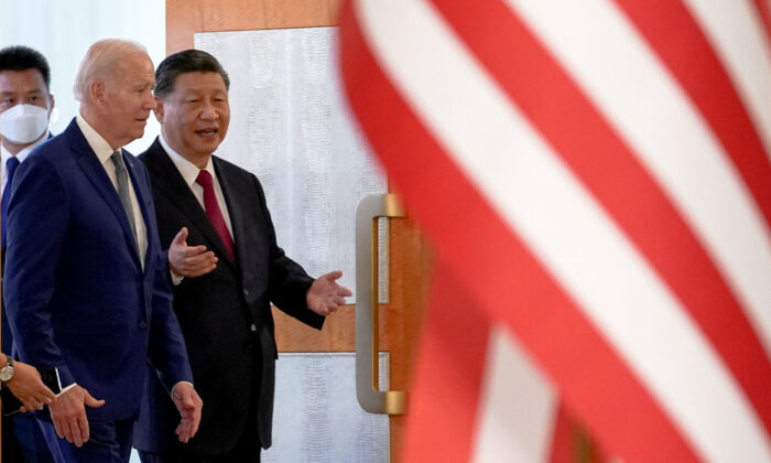 Tổng thống Hoa Kỳ Joe Biden gặp lãnh đạo Trung Quốc Tập Cận Bình bên lề hội nghị thượng đỉnh các nhà lãnh đạo G20 ở Bali, Indonesia, hôm 14/11/2022. (Ảnh: Kevin Lamarque/Reuters)