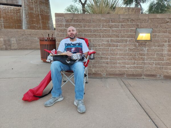 Ông Michael Mendoza ở Mesa, Arizona, là một trong số những người cuối cùng rời khỏi một nhóm những người biểu tình ngồi tại chỗ ở Phoenix, hôm 25/11/2022. (Ảnh: Allan Stein/The Epoch Times)