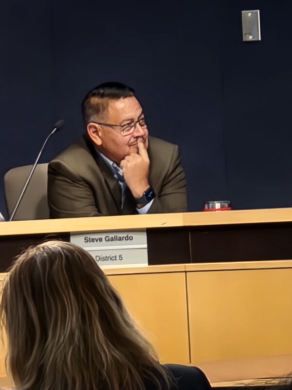 Giám sát viên Quận Maricopa Steve Gallardo, một thành viên Đảng Dân Chủ, trong một cuộc họp công khai ở Phoenix, Arizona, hôm 28/11/2022. (Ảnh: Allan Stein/The Epoch Times)