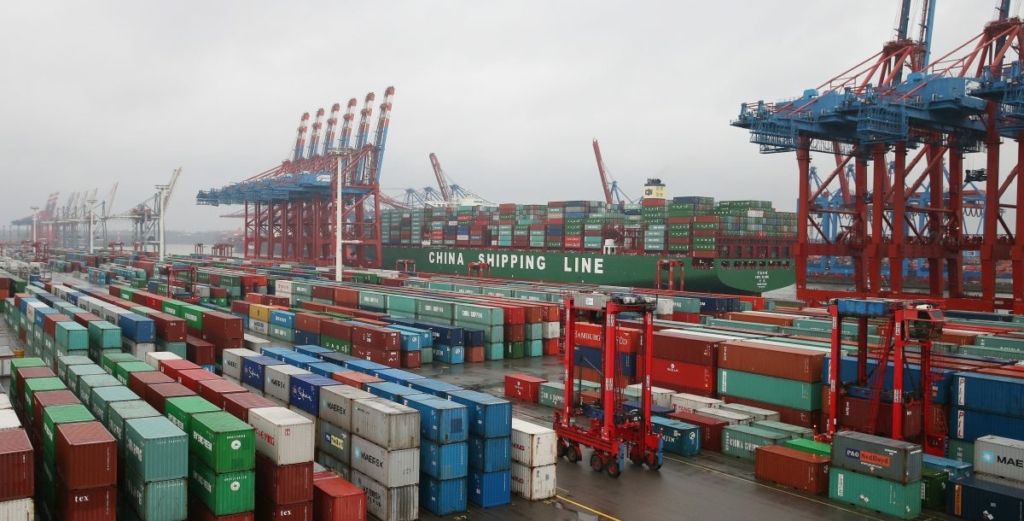 Một tàu chở hàng thuộc sở hữu của Trung Quốc tại cảng Hamburg, Đức, trong chuyến đi đầu tiên vào ngày 13/01/2015. (Ảnh: Christian Charisius/AFP/Getty Images)