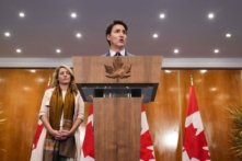 Thủ tướng Justin Trudeau và Ngoại trưởng Melanie Joy tổ chức một cuộc họp báo sau khi tham gia Hội nghị thượng đỉnh Pháp ở Djerba, Tunisia, hôm 20/11/2022. (Ảnh: The Canadian Press/Sean Kilpatrick)