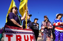 Những người biểu tình tại một cuộc biểu tình ngồi để kêu gọi một cuộc bầu cử giữa nhiệm kỳ mới ở Quận Maricopa, Arizona, giương cao các biểu ngữ và cờ để thể hiện sự ủng hộ của mình, hôm 25/11/2022. (Ảnh: Allan Stein/The Epoch Times)