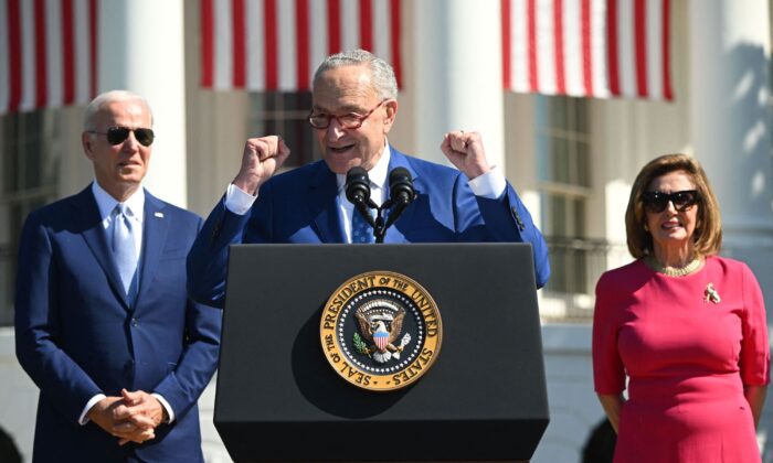 Tổng thống Joe Biden (Trái) và Chủ tịch Hạ viện Nancy Pelosi (Dân Chủ-California) (Phải) lắng nghe khi Lãnh đạo Đa số Thượng viện Chuck Schumer (Dân Chủ-New York) trình bày trong một sự kiện tại Tòa Bạch Ốc ở Hoa Thịnh Đốn, hôm 09/08/2022 . (Ảnh: Saul Loeb/AFP/Getty Images)