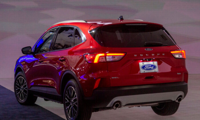 Dòng xe lai sạc điện Ford Escape được trưng bày tại Triển lãm xe hơi AutoMobility LA hôm 21/11/2019, tại Los Angeles, California. (Ảnh: David McNew/Getty Images)