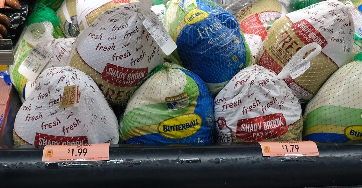 Gà tây đông lạnh được bày bán trong một cửa hàng thực phẩm hôm 14/11/2022. Giá gà tây đang ở mức cao kỷ lục trong năm nay. (Ảnh: Spencer Platt/Getty Images)