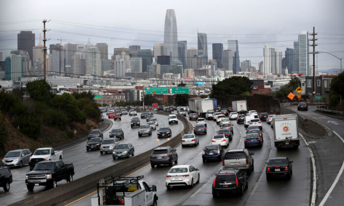 Giao thông di chuyển dọc theo Đường cao tốc Hoa Kỳ 101 về phía trung tâm thành phố San Francisco vào ngày 27/11/2019. Gần 50 triệu người dự kiến sẽ xuống đường trong kỳ nghỉ Lễ Tạ Ơn. (Ảnh: Justin Sullivan/Getty Images)