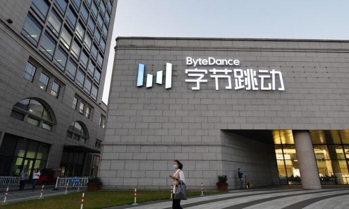 Một người phụ nữ đi ngang qua trụ sở của ByteDance, công ty mẹ của ứng dụng chia sẻ video TikTok, ở Bắc Kinh, Trung Quốc, vào ngày 16/09/2020. (Ảnh: Greg Baker/AFP/Getty Images)