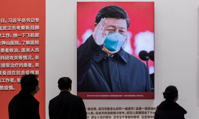 Bức ảnh chụp lãnh đạo Trung Quốc Tập Cận Bình đeo khẩu trang được trưng bày tại một trung tâm hội nghị trước đây được sử dụng làm bệnh viện dã chiến dành cho bệnh nhân ở Vũ Hán, Trung Quốc, vào ngày 15/01/2021. (Ảnh: Nicolas Asfouri/AFP qua Getty Images)