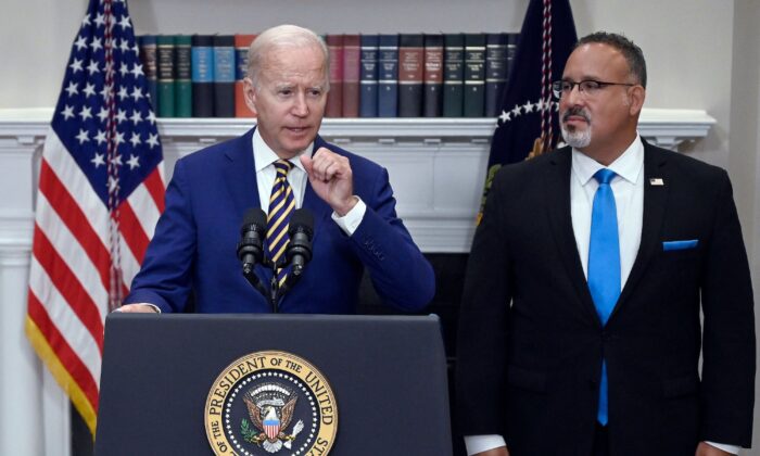 Tổng thống Joe Biden thông báo việc hỗ trợ khoản vay cho sinh viên với Bộ trưởng Giáo dục Miguel Cardona hôm 24/08/2022. (Ảnh: Oliver Douliery/AFP qua Getty Images)