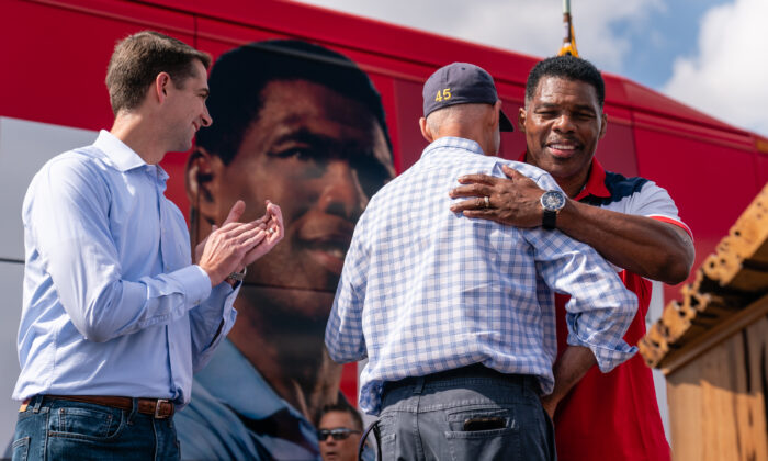 Ứng cử viên Thượng nghị sĩ thuộc Đảng Cộng Hòa Georgia Herschel Walker ôm Thượng nghị sĩ Rick Scott (Cộng Hòa-Florida) trước khi diễn thuyết tại một sự kiện vận động tranh cử ở Carrollton, Georgia, hôm 11/10/2022. (Ảnh: Elijah Nouvelage/Getty Images)