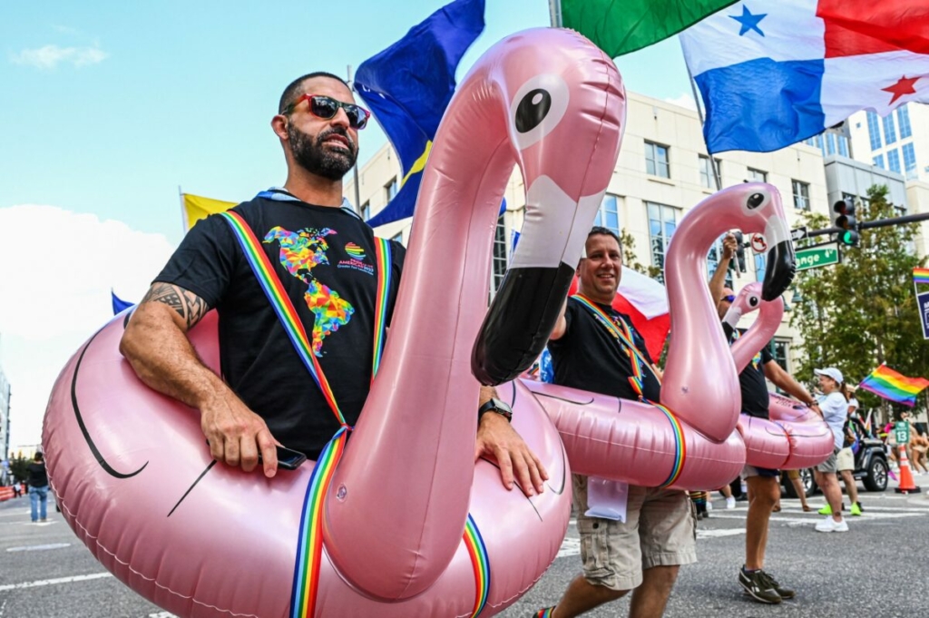Những người diễn hành ủng hộ LGBT đi dạo qua Orlando, Florida, trong Cuộc diễu hành Tự hào đồng tính hôm 15/10/2022. (Ảnh: Giorgio Viera/Getty Images)