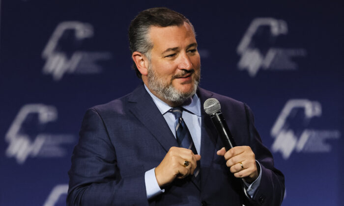 Thượng nghị sĩ Ted Cruz (Cộng Hòa-Texas) diễn thuyết tại Hội nghị Lãnh đạo Thường niên Liên minh Do Thái của Đảng Cộng Hòa hôm 19/11/2022, tại Las Vegas, Nevada. (Ảnh: Wade Vandervort/AFP qua Getty Images)