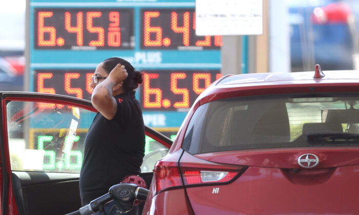 Một khách hàng bơm xăng tại trạm xăng ở Petaluma, California, hôm 18/05/2022. (Ảnh: Justin Sullivan/Getty Images)