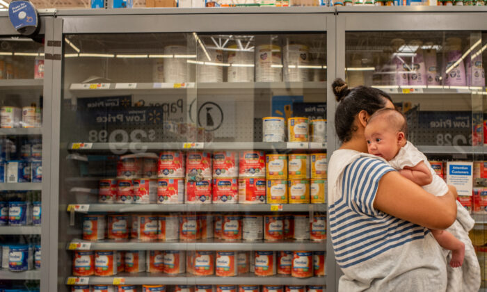 Sữa công thức trẻ em được xếp trên kệ trong Siêu thị Walmart ở Houston, Texas hôm 08/07/2022. (Ảnh: Brandon Bell/Getty Images)
